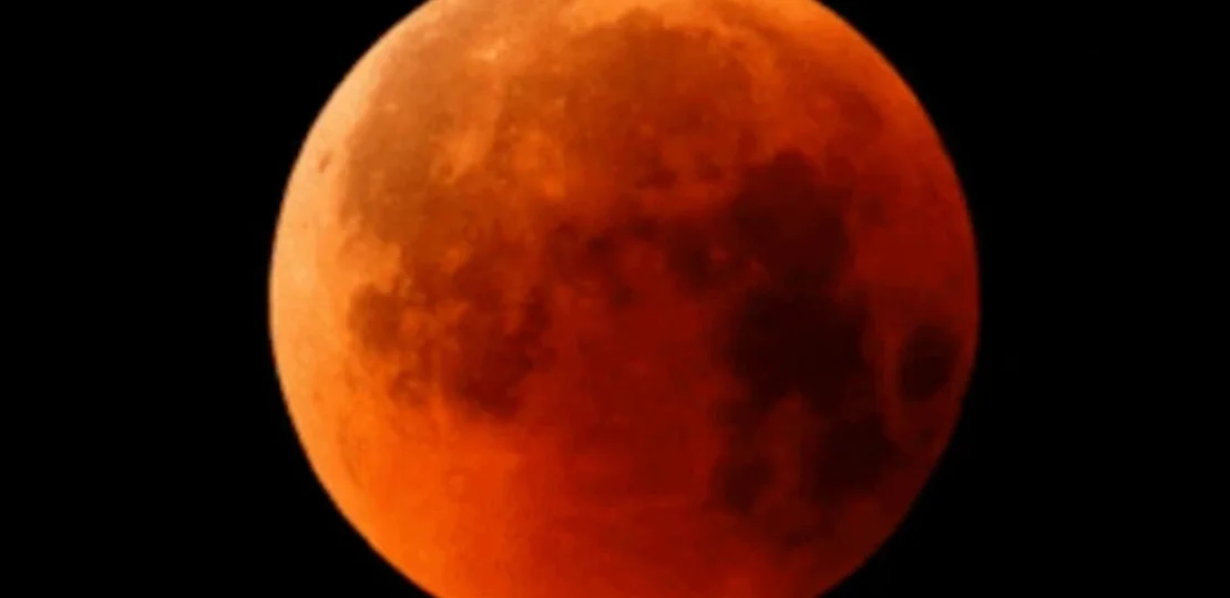 पूर्ण चंद्रग्रहण 2025: 82 मिनट तक रक्त-लाल रंग में दिखा चंद्रमा